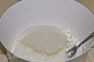 Торт из печенья с творогом и клубникой: Добавить сахар