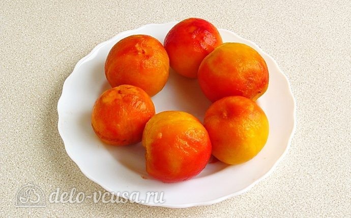 Варенье из персиков и консервированных ананасов: Снять кожу с персиков