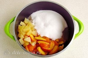 Варенье из персиков и консервированных ананасов: Соединить ингредиенты