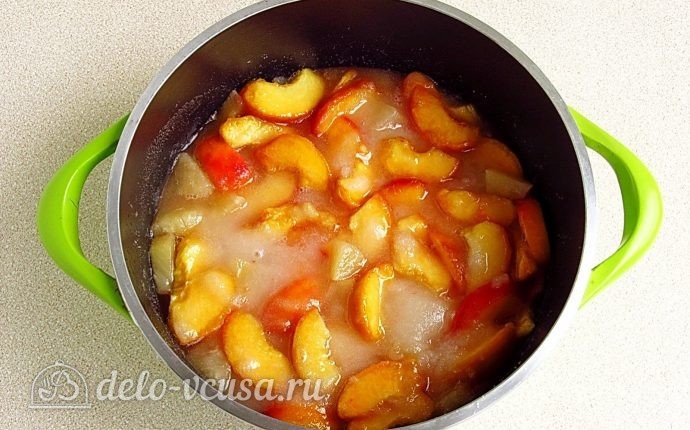 Варенье из персиков и консервированных ананасов: Перемешать