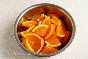 Варенье из ревеня с апельсинами: Нарезаем апельсины
