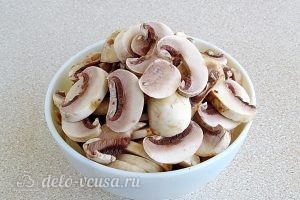 Ячневая каша с грибами в пароварке: Нарезать грибы