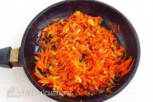 Ячневая каша с грибами в пароварке: Обжарить морковь и лук