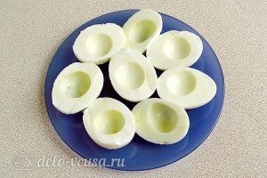 Яйца, фаршированные шпротами: Сварить и разделить яйца