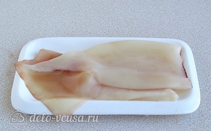 Салат с кальмарами и солеными огурцами: Подготавливаем кальмары