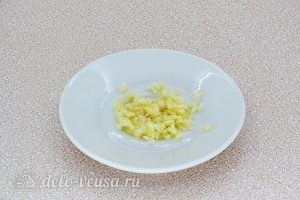 Салат из свеклы с плавленым сыром и чесноком: Чеснок пропустить через пресс