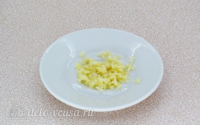 Салат из свеклы с плавленым сыром и чесноком: Чеснок пропустить через пресс