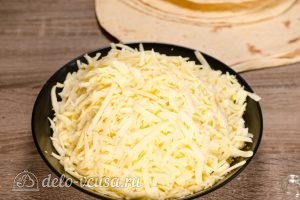 Ачма из лаваша: Перемешать оба вида сыра