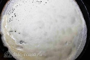 Блины с крахмалом на молоке: Выливаем тесто на разогретую сковородку