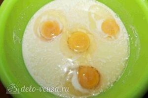 Блины с крахмалом на молоке: Добавить яйца