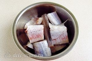 Бутерброды с минтаем: Нарезать рыбу