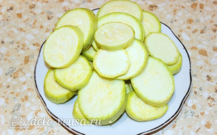 Кабачки, жаренные в сухарях: Нарезать кабачки
