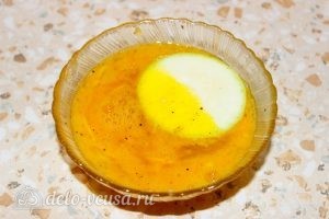 Кабачки, жаренные в сухарях: Окунуть кабачок в яйцо