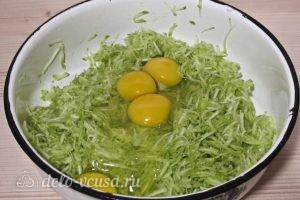 Кабачковые блины на кефире: Добавляем яйца