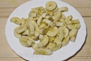 Клубнично-банановое варенье: Нарезаем бананы