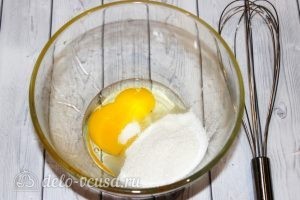 Банановые оладьи: Смешать яйцо и сахар