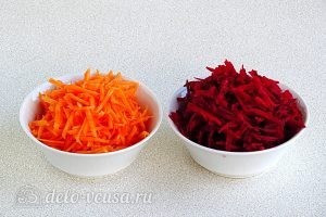 Овощной салат со свеклой: Натереть морковь и свеклу