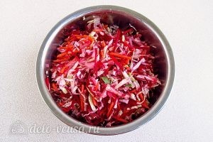 Овощной салат со свеклой: Перетереть овощи руками