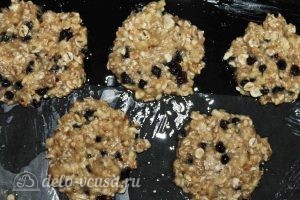 Овсяное печенье с черникой: Выкладываем в духовку