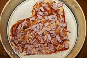 Пицца в форме сердца: Кладем колбасу