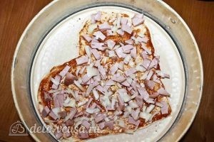 Пицца в форме сердца: Посыпаем репчатым луком