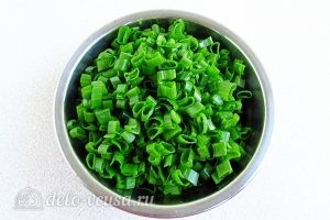 Рисовая запеканка с зеленым луком: Нарезать лук