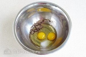 Рисовая запеканка с зеленым луком: Посыпать яйца перцем и солью