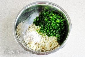Рисовая запеканка с зеленым луком: Добавить рис, лук, муку