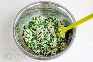 Рисовая запеканка с зеленым луком: Все перемешать