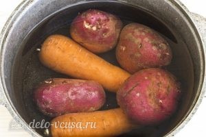 Салат Мимоза классический: Варим картофель и морковь