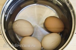 Салат Мимоза классический: Варим яйца