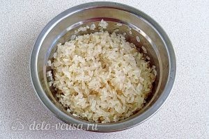 Крабовый салат с рисом и огурцом: Подготовить рис