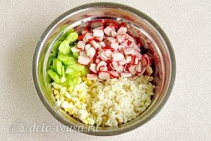 Крабовый салат с рисом и огурцом: Соединить все ингредиенты
