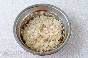 Крабовый салат с рисом и кукурузой: Рис промыть