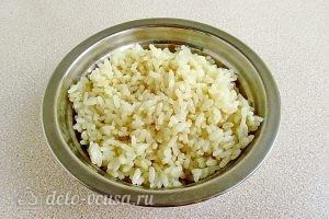 Крабовый салат с рисом и кукурузой: Отварить рис до готовности