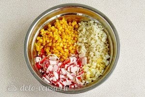 Крабовый салат с рисом и кукурузой: Добавить кукурузу