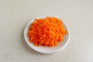 Салат из капусты, курицы и кукурузы: Натереть морковь