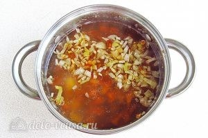 Суп из свежих лисичек: Добавить лук в кастрюлю с супом