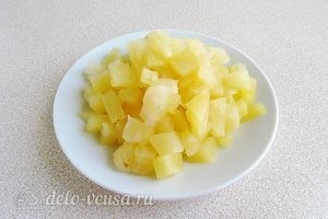 Салат из ананасов с сыром и чесноком: Порезать ананасы