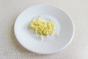 Салат из ананасов с сыром и чесноком: Чеснок измельчить