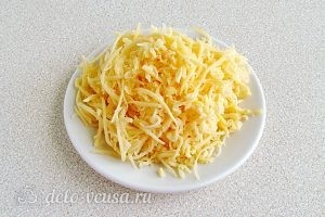 Салат из ананасов с сыром и чесноком: Твердый сыр натереть на крупной терке