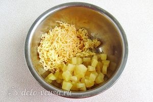 Салат из ананасов с сыром и чесноком: Соединить ингредиенты