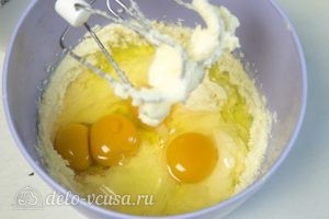 Ванильные кексы с начинкой: Добавить яйца