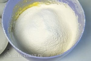 Ванильные кексы с начинкой: Добавить ваниль и муку