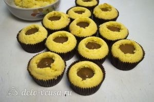 Ванильные кексы с начинкой: Наполнить карамелью кексы