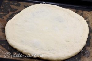 Пицца с мидиями: Основу выложить на круглую форму или противень
