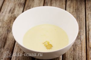 Пицца с мидиями: В отдельную миску вылить молоко, масло, разбить яйцо, высыпать сахар и соль