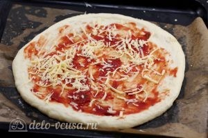 Пицца с мидиями: Добавить кетчуп и сыр