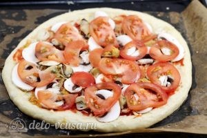 Пицца с мидиями: Добавить помидор