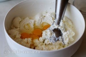 Творожная запеканка без муки: Добавить яйца